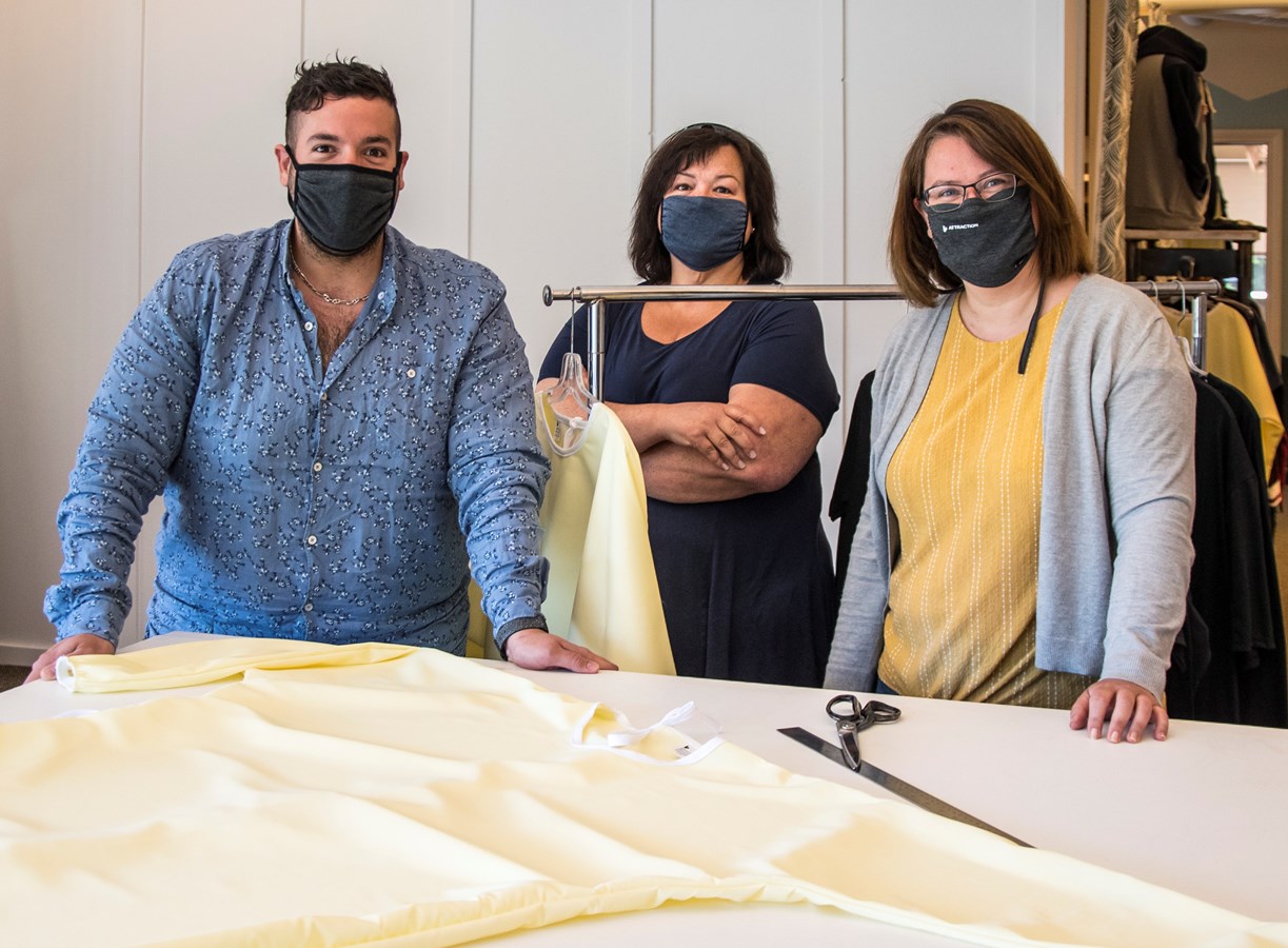L’équipe qui a développé la blouse médicale (certifiée niveau 2) durant le confinement. Philippe Gagnon, directeur d’usine, Chantal Vallerand, coordonnatrice aux achats et Marjolaine Thibodeau, designer technique.