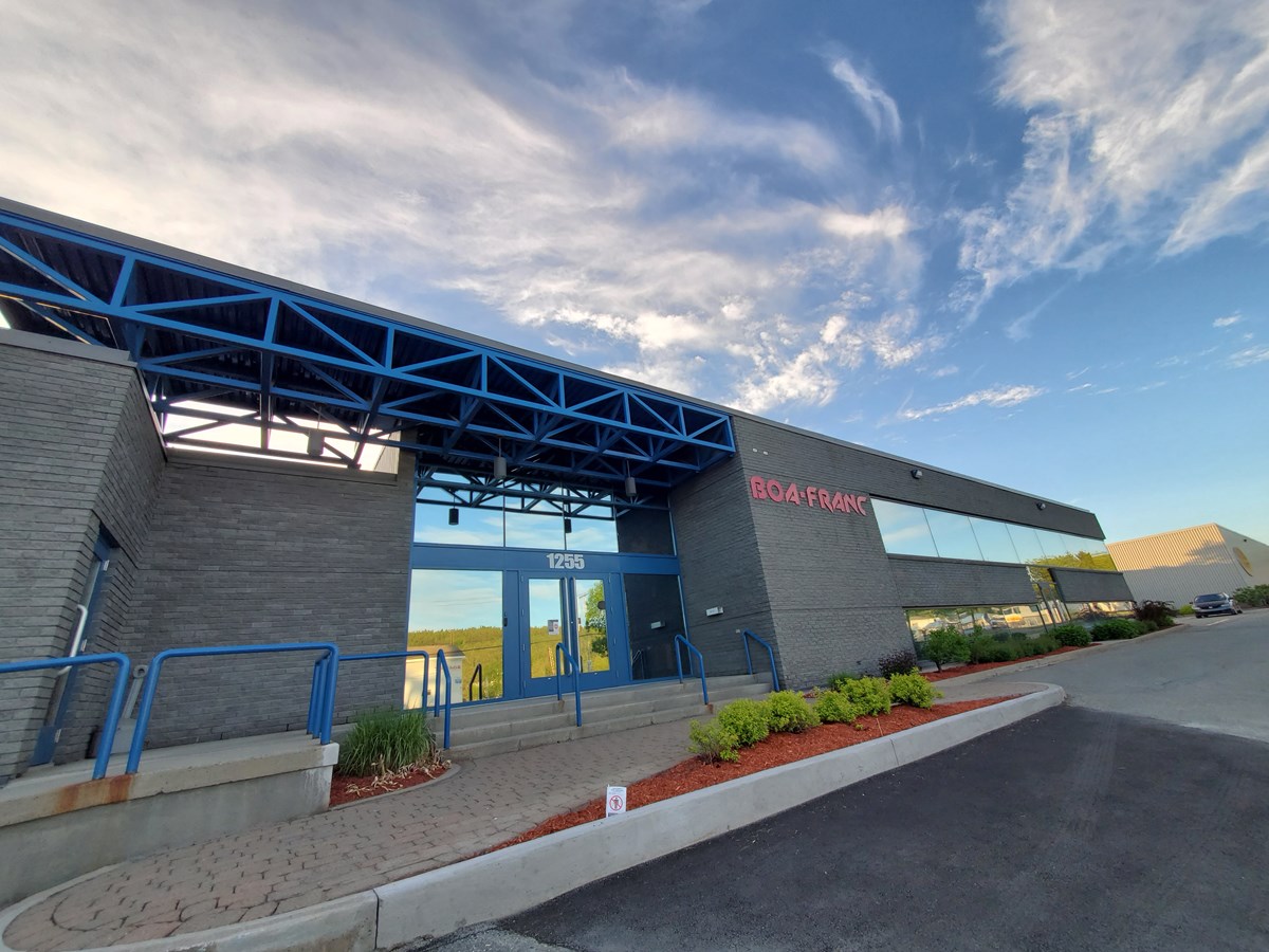 les commerces de St-Georges un soir d'été