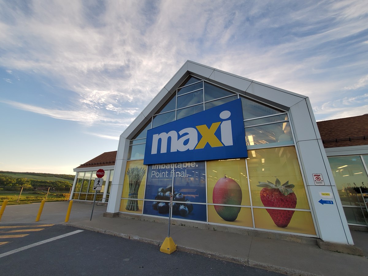 les commerces de St-Georges un soir d'été