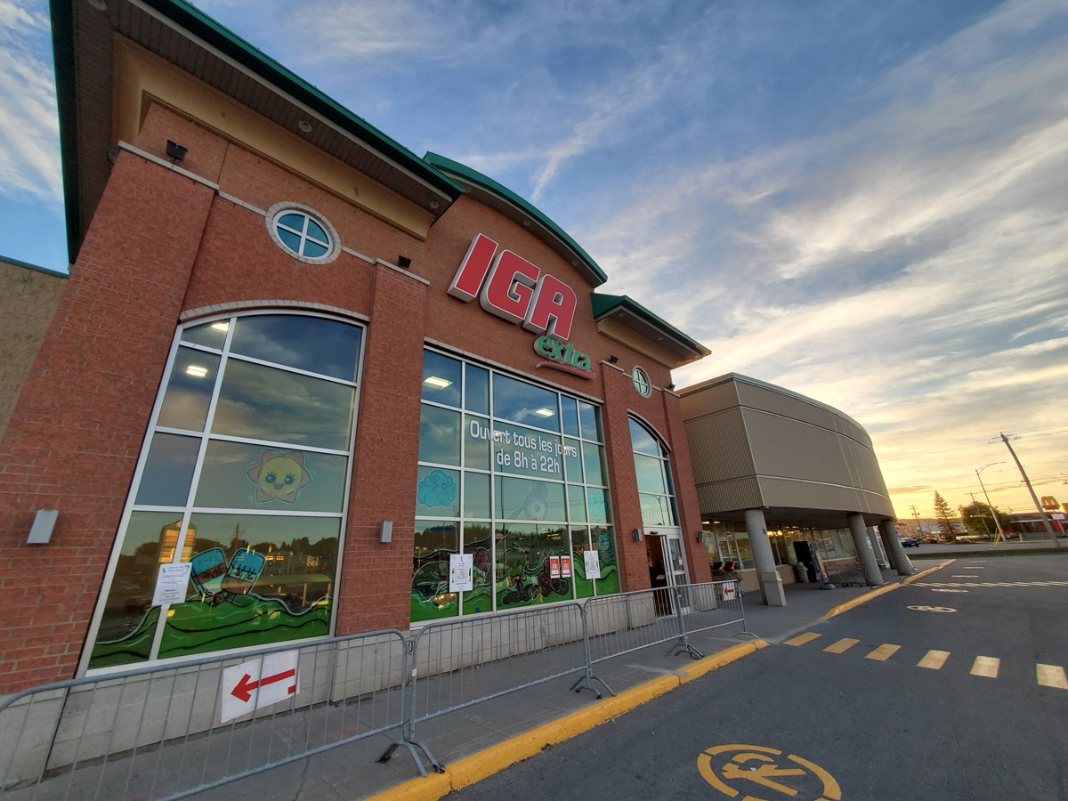 les commerces de St-Georges un soir d'été