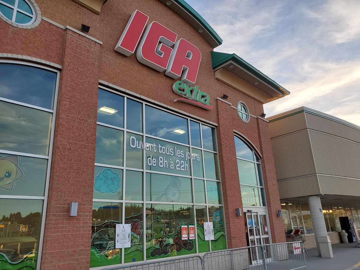 les commerces de St-Georges un soir d'été