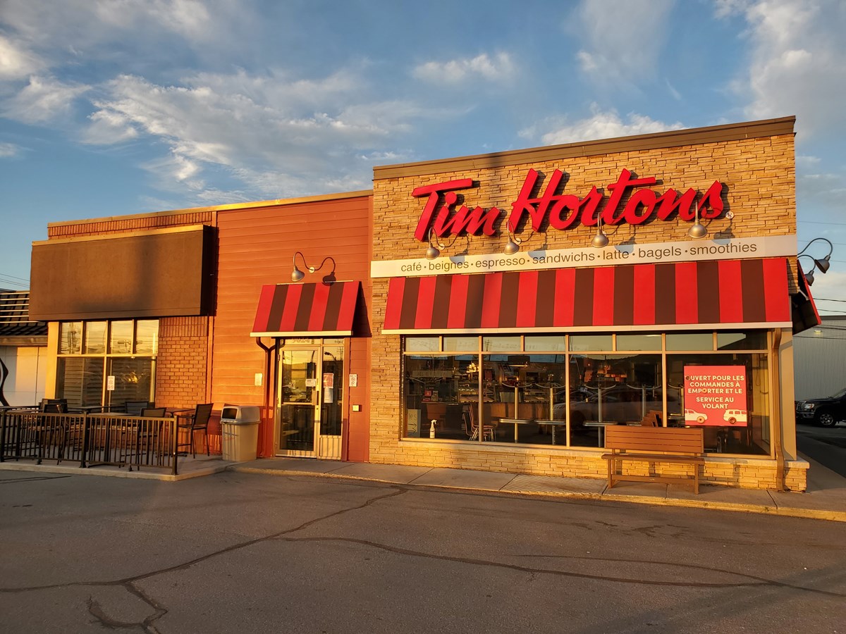 les commerces de St-Georges un soir d'été