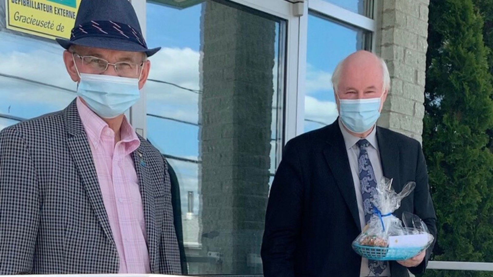M. Lehoux en compagnie de M. Alain Bertrand. La photo a été prise à la résidence Le Campagnard à Saint-Georges. Il est aussi propriétaire de l’Atrium à Saint-Georges.