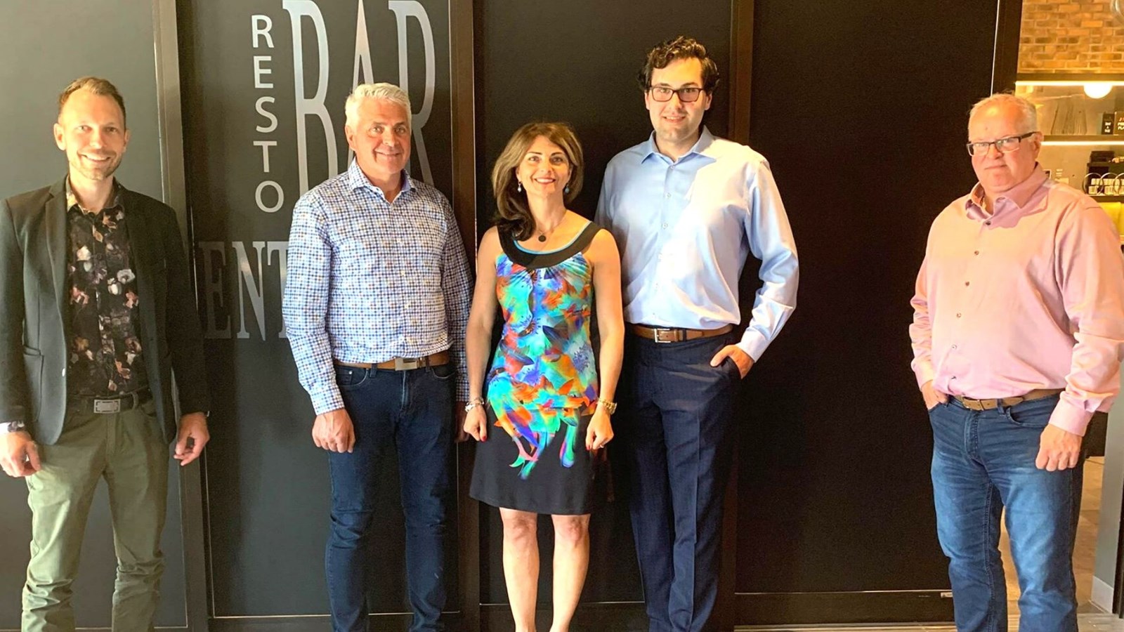 Sébastien Boily, de la firme Blanchette et Vachon, Yvan et Caroline Poulin, William Poulin de l'entreprise Les Pneus Beaucerons et François Veilleux, maire de Beauceville.