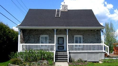 La maison Deslauriers est une habitation en pierre construite en 1867 dans la municipalité de Saint-Éphrem-de-Beauce.