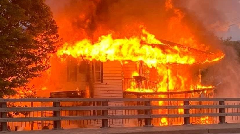 Un multi-logement en flamme sur la 123e Rue à Saint-Georges