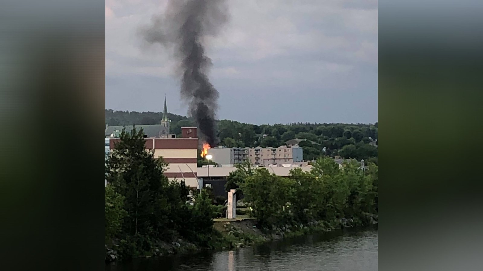 Un multi-logement en flamme sur la 123e Rue à Saint-Georges