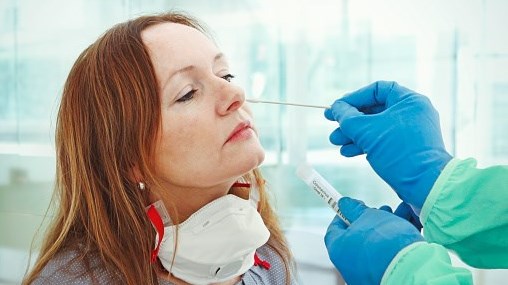 Le ministre de la Santé a exploré les pistes d'un plan pour augmenter le nombre de tests de dépistage de la COVID-19, notamment en ciblant certaines régions de la province. 