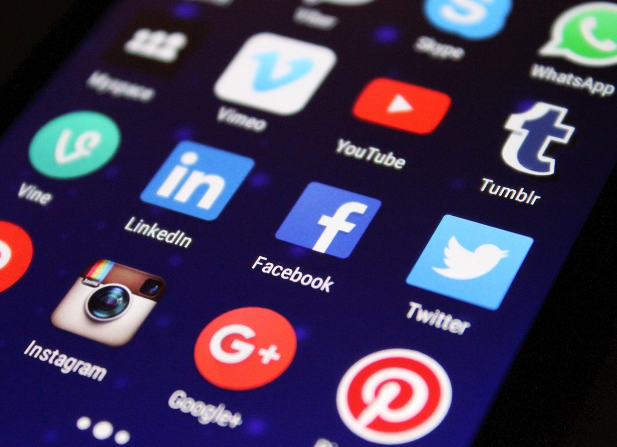 Une autre vague de dénonciations d’agressions sexuelles déferle sur les réseaux sociaux