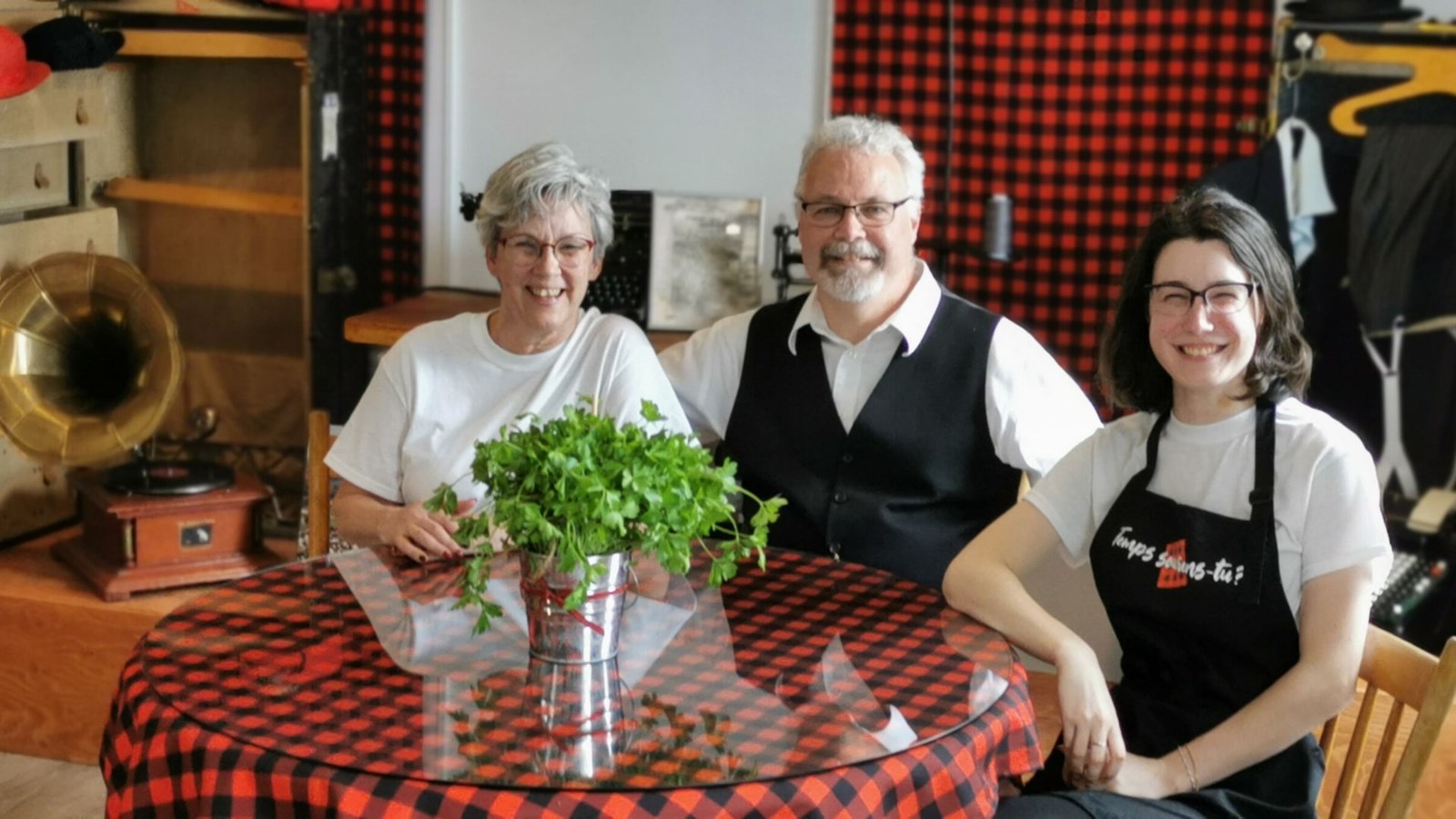 Les co-propriétaires, Sylvie Lewis et Patrick Savaria, et leur fille, Cassandre.