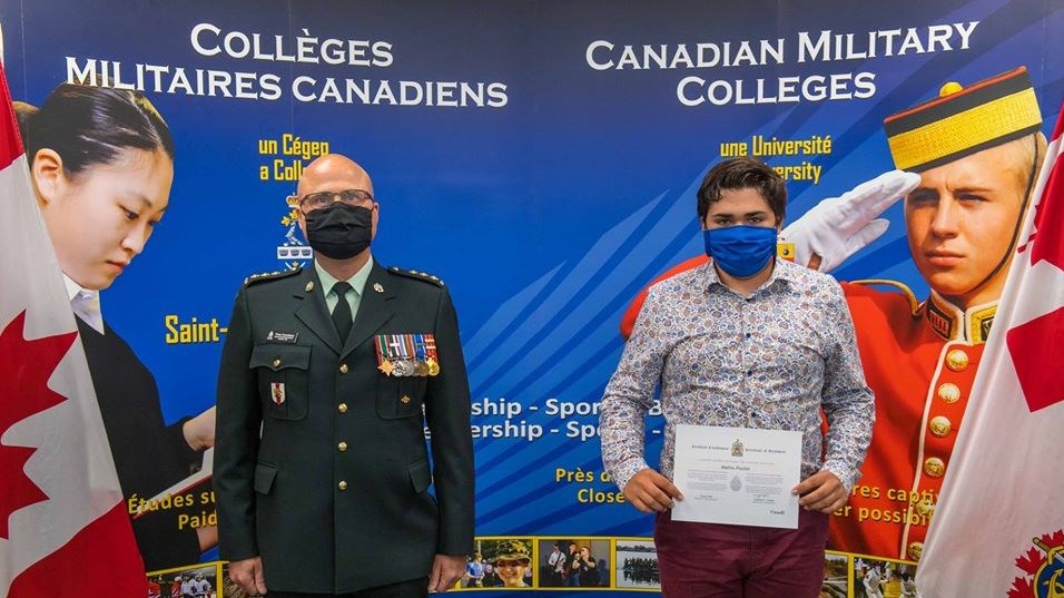 Capitaine Curadeau du Centre de recrutement et l’Aspirant de marine Pouliot