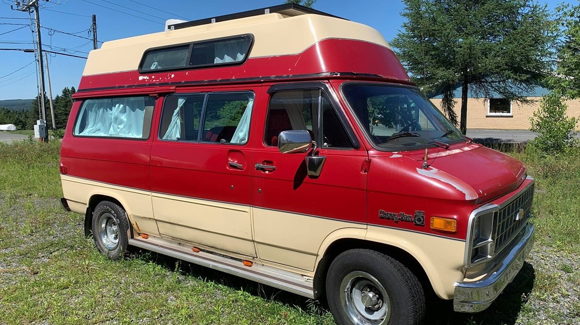 Ce campeur faisait autrefois partie de la flotte de location de Vintage Vans. Elle appartient à la chanteuse Sofia Nolin.