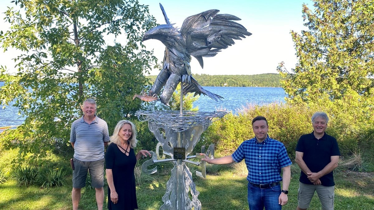 De gauche à droite : Bob Moran, représentant de l’APELF, Michelle Giguère, artiste, Jonathan V. Boldic, Maire de Saint-Victor, Louis Aubry, représentant de l’APELF