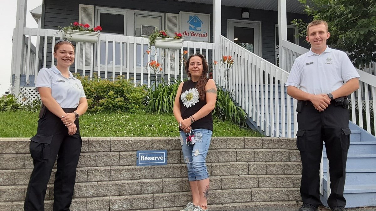 De gauche à droite: la cadette policière Myrianna Dallaire, l’agente de liaison Émilie Vachon ainsi que le cadet policier Jean-Philippe Paquet.