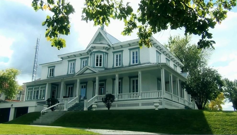 Normand DeLessard présente une visite du presbytère de Saint-Georges-de-Beauce