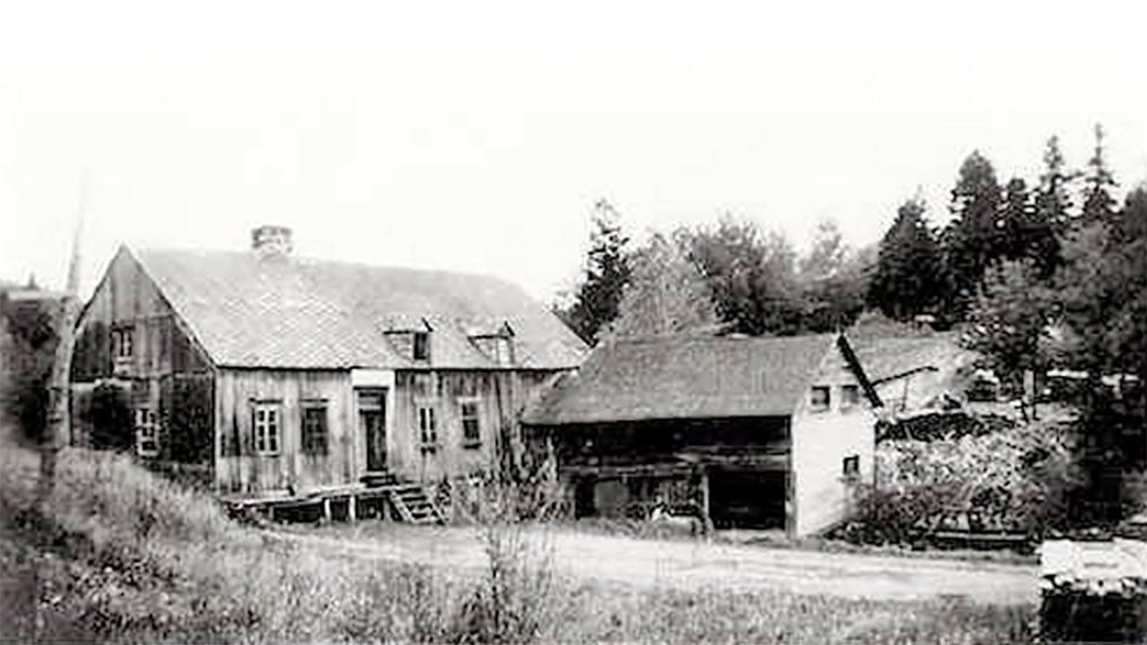 LE MOULIN POZER ÉRIGÉ EN 1818 SUR LE DOMAINE, DU CÔTÉ OUEST