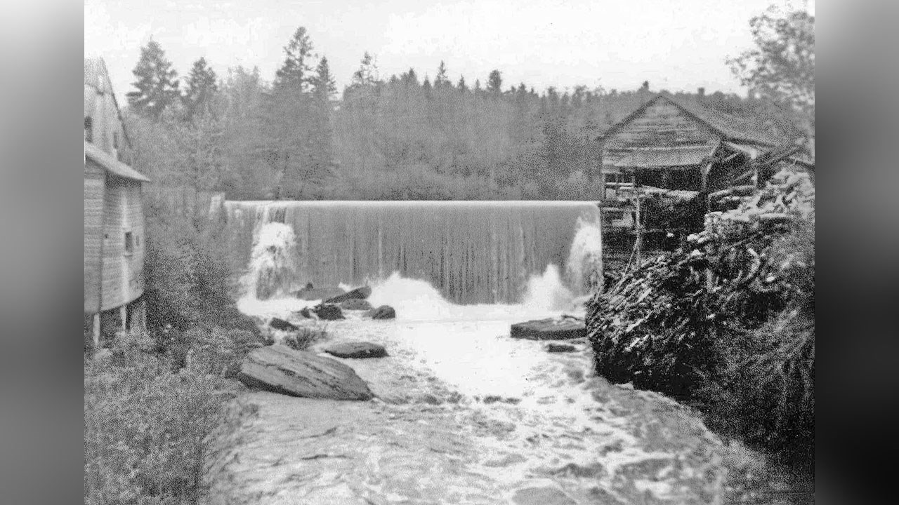 LE MOULIN POZER ÉRIGÉ EN 1818 SUR LE DOMAINE, DU CÔTÉ OUEST