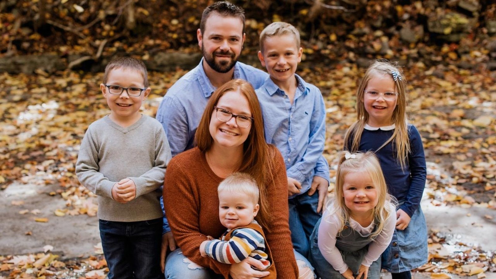 À gauche, Laurent avec ses parents, Michaël Larivière et Mélissa Venne, et ses frères et soeurs, Félix, Jolianne, Meredith et le benjamin de deux ans, Benoît.