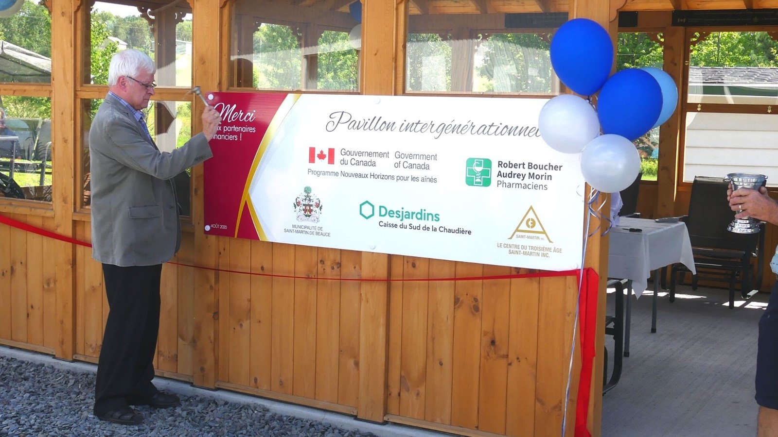 La bénédiction du pavillon a été faite par l'abbé Donald Cliche.