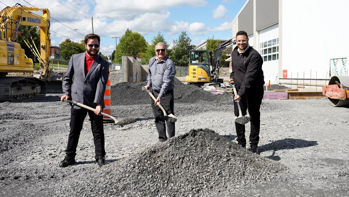 Première pelletée de terre pour le nouveau Centre municipal des loisirs de Saint-Zacharie