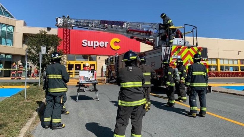 De la fumée s'échappe du toit du Carrefour Saint-Georges