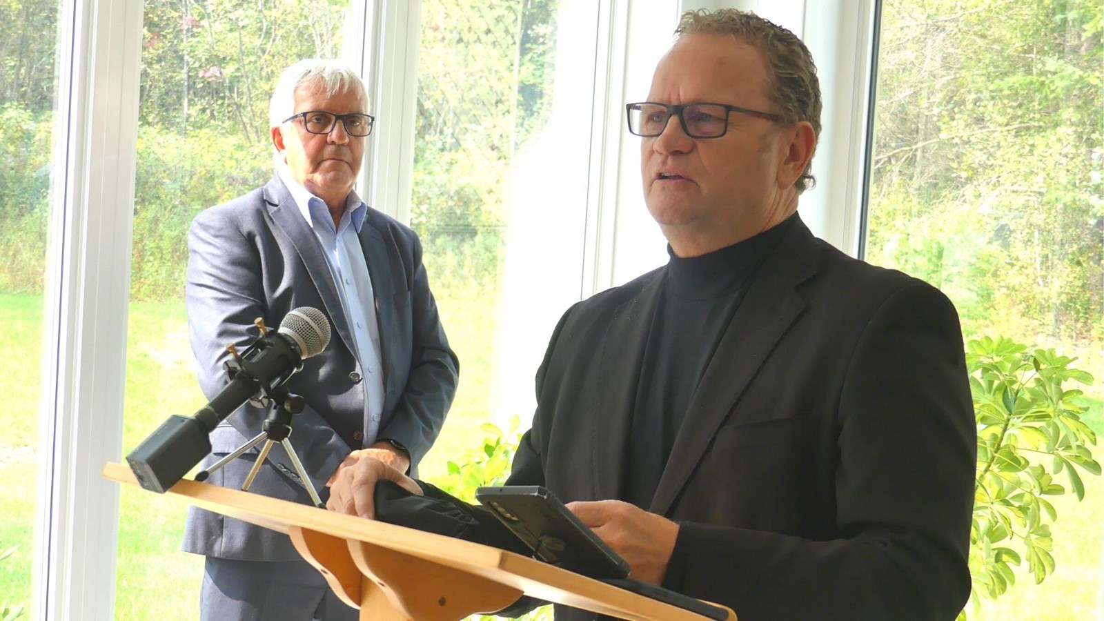 À l'avant-plan, Michel Bernard et derrière, Léon Dion.