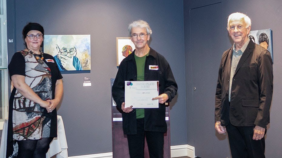 Guylaine Jacques, représentante de Garaga, Jean-Claude Légaré, Grand gagnant du prix Garaga et Jean-Marc Labbé, président du conseil d'administration du Musée Marius-Barbeau