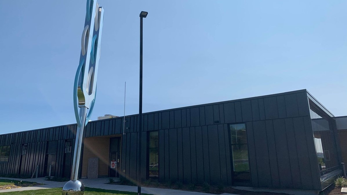 Une oeuvre d'art imposante au nouveau poste de la SQ à Saint-Georges