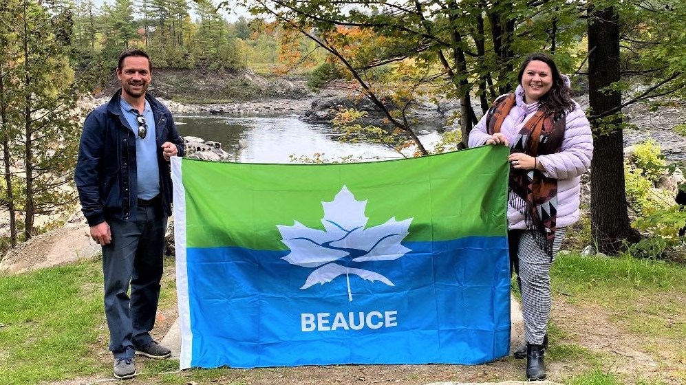 Maire de Saint-Lambert-de-Lauzon, Olivier Dumais, et la directrice du développement touristique de Destination Beauce, Marie-Émilie Slater Grenon