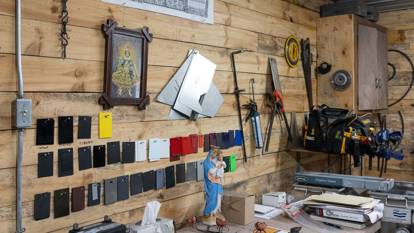 Le bureau du forgeron avec les différentes couleurs à sa disposition