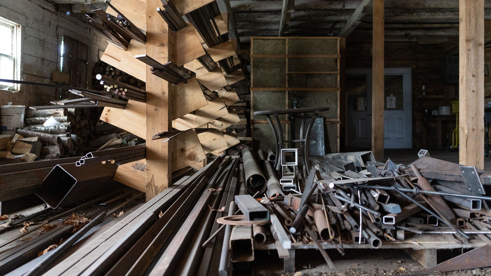 Son stock de matériel à l'entrée de son atelier