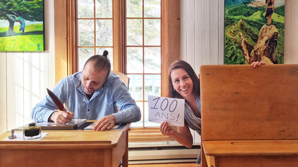 Martin Beaulieu et Geneviève St-André, dans leur maison centenaire, qui a abrité l’école « Flamand » St-Joseph (no.6), sur le 14e rang Est, à Saint-Benjamin.