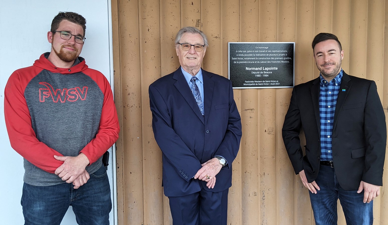 Le président des Festivités Western Gabriel Cliche et le maire Jonathan V. Bolduc entourant Normand Lapointe, ancien député fédéral de Beauce.