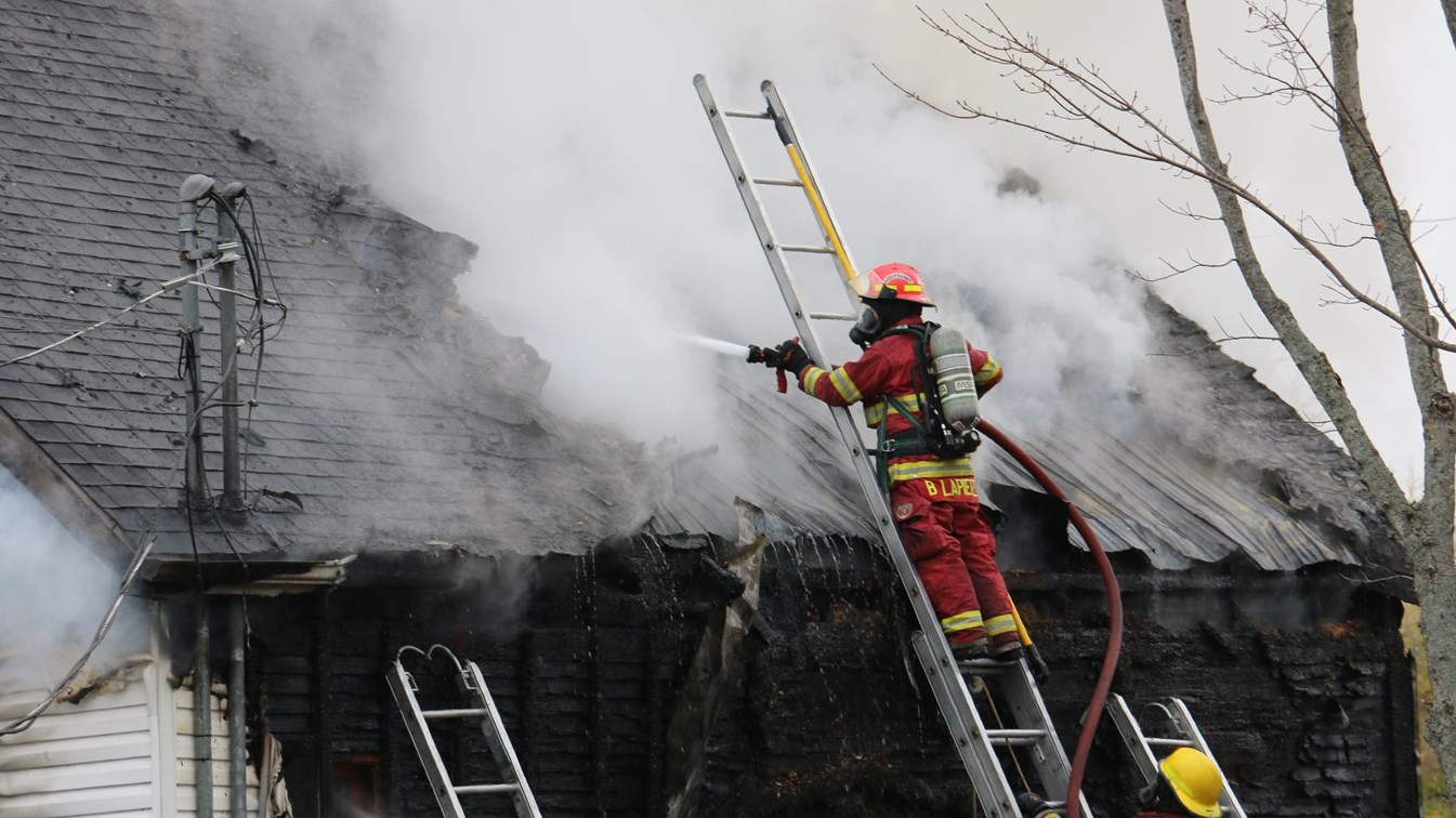Une résidence détruite par les flammes à Lambton