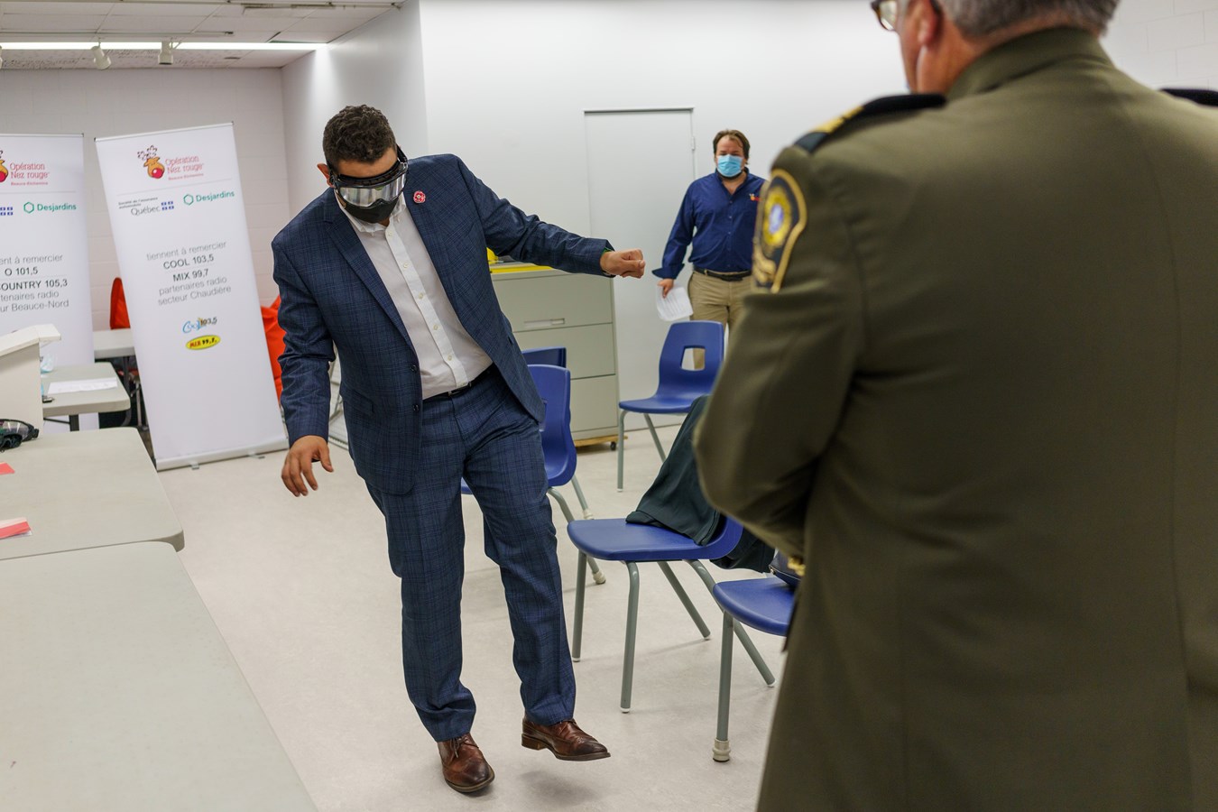 Samuel Poulin se prête au jeu des lunettes simulant la consommation d'alcool ou de drogues