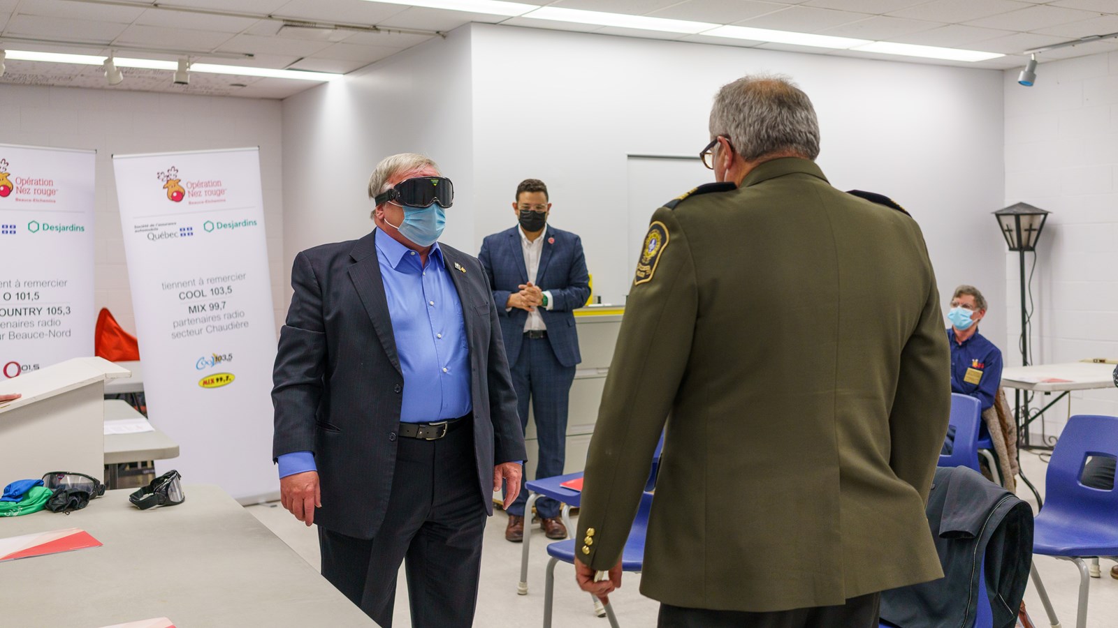 Luc Provençal se prête au jeu des lunettes simulant la consommation d'alcool ou de drogues