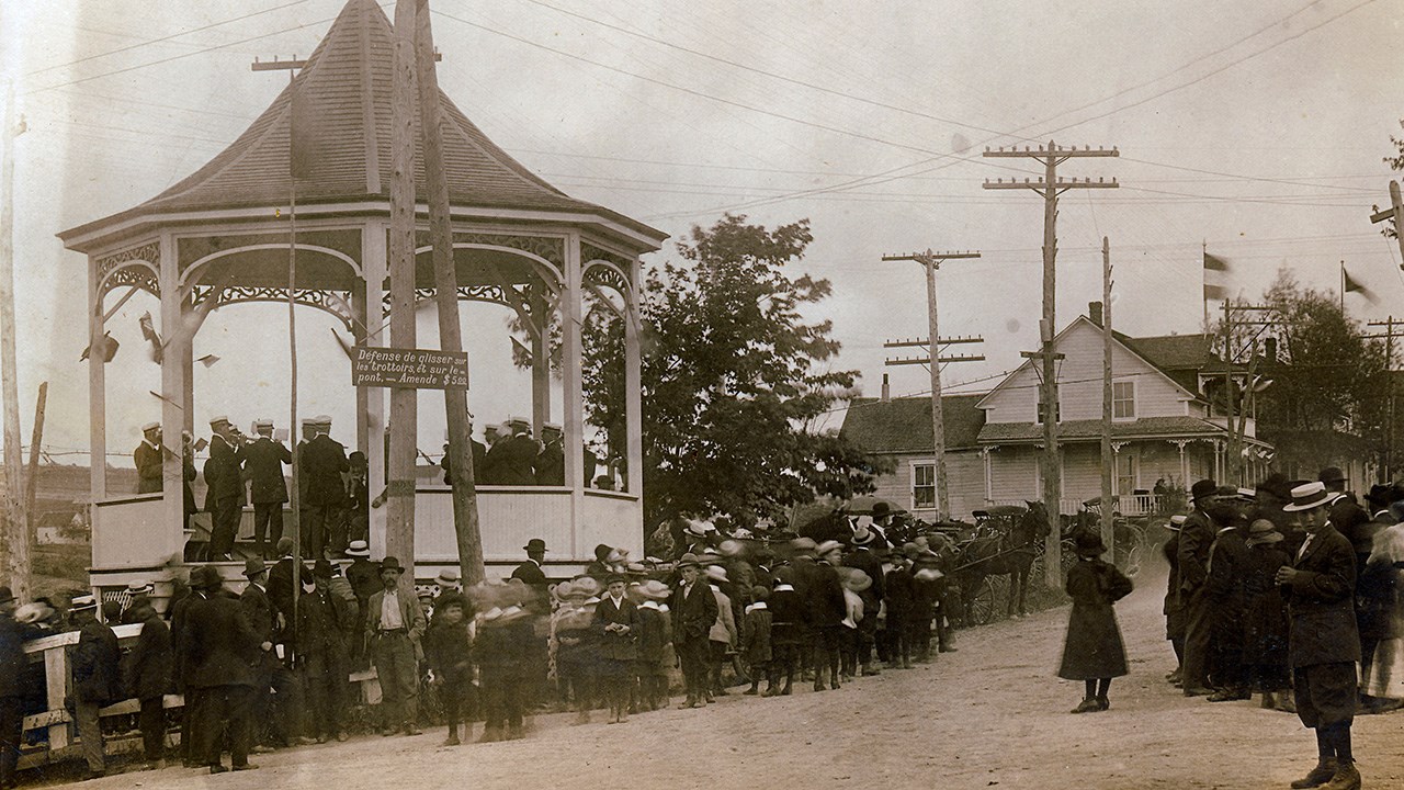 L'ancien kiosque en face de l'église dans l'ouest.