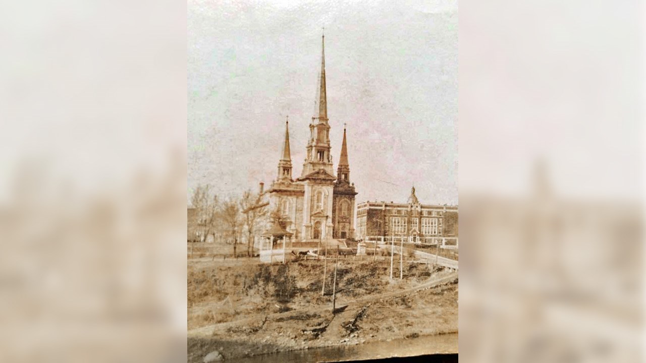 L'ancien kiosque en face de l'église dans l'ouest.