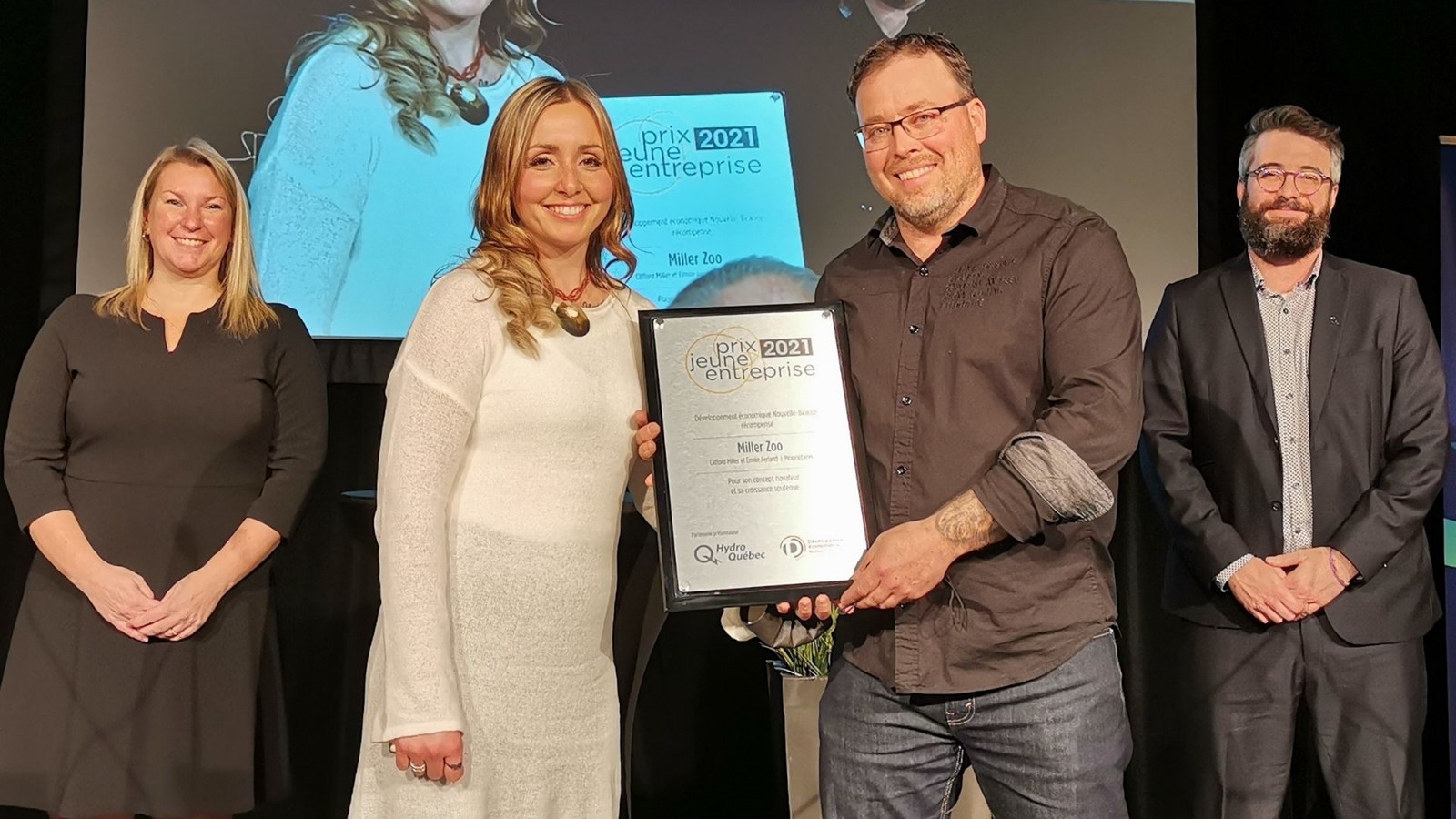 Émilie Ferland et Clifford Miller ont reçu leur prix des mains de Marlène Bisson, directrice des opérations au DENB et Marc-Antoine Ruest, représentant d'Hydro-Québec.