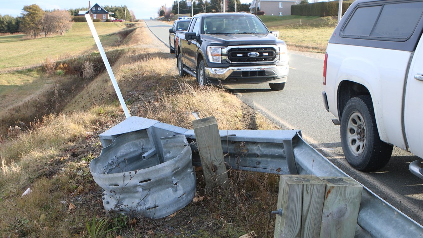 Une voiture a percuté un garde-fou à Tring-Jonction