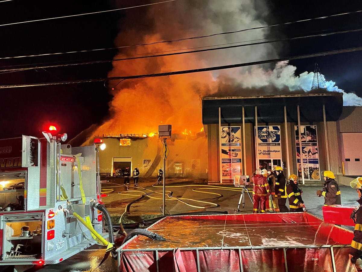 Un important feu chez Usinage Xpress à Saint-Benoît-Labre 