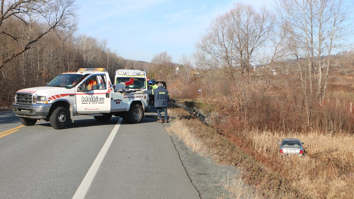 Une voiture tombe dans des marécages à Beauceville