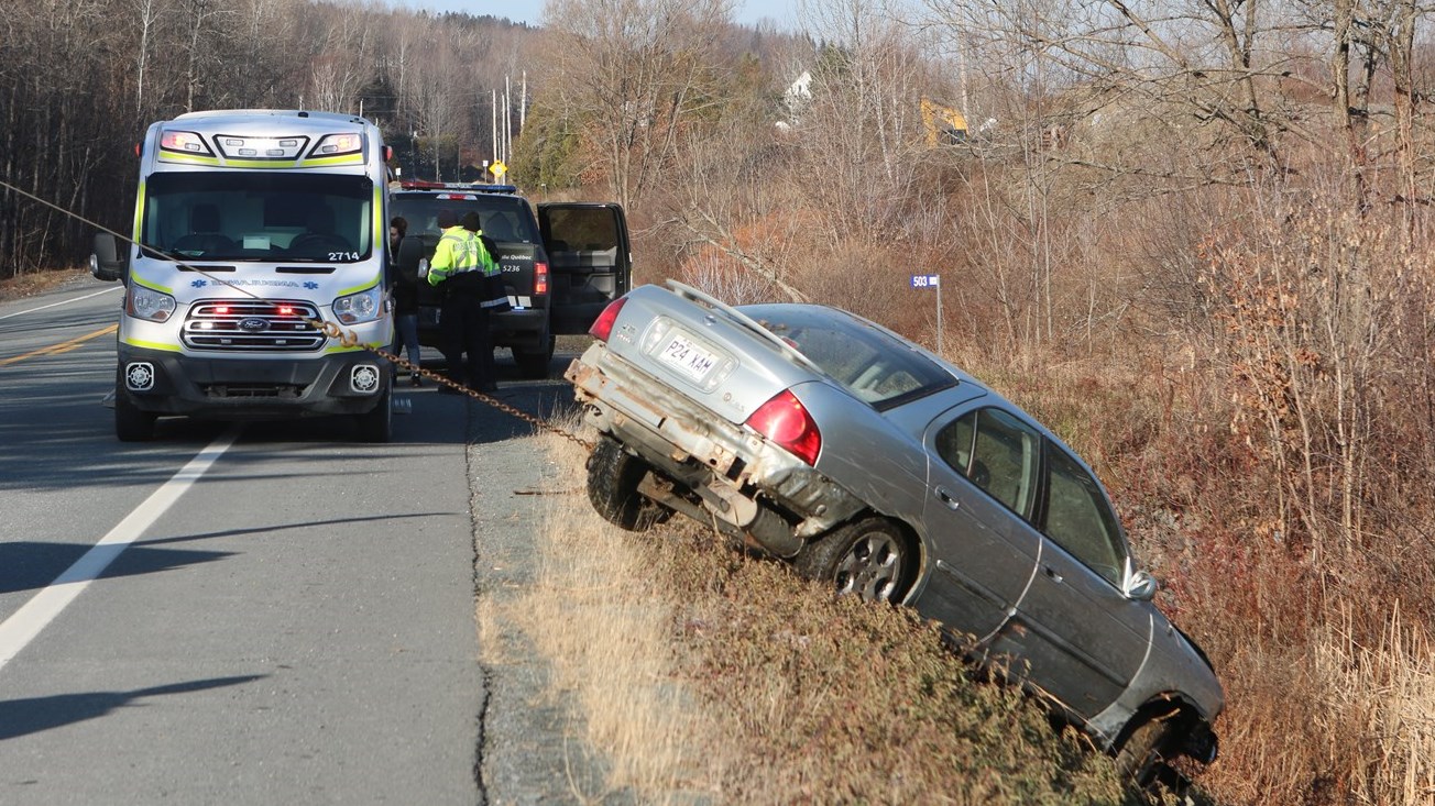 Une voiture tombe dans des marécages à Beauceville