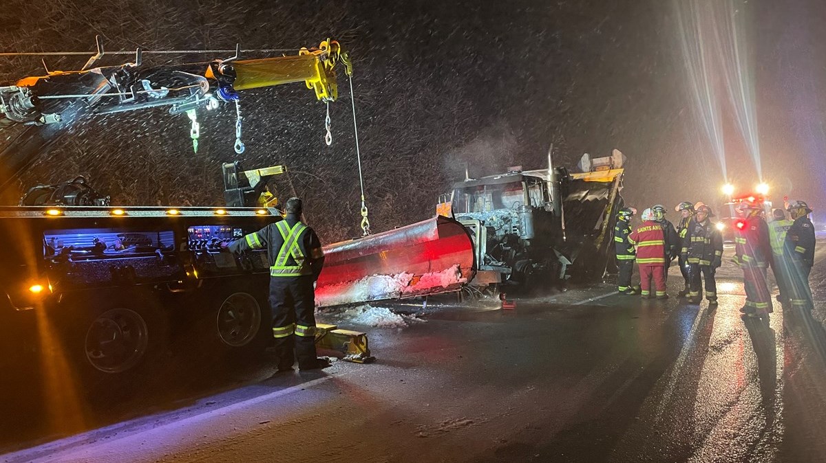 Un chasse-neige a pris feu sur l'autoroute 73