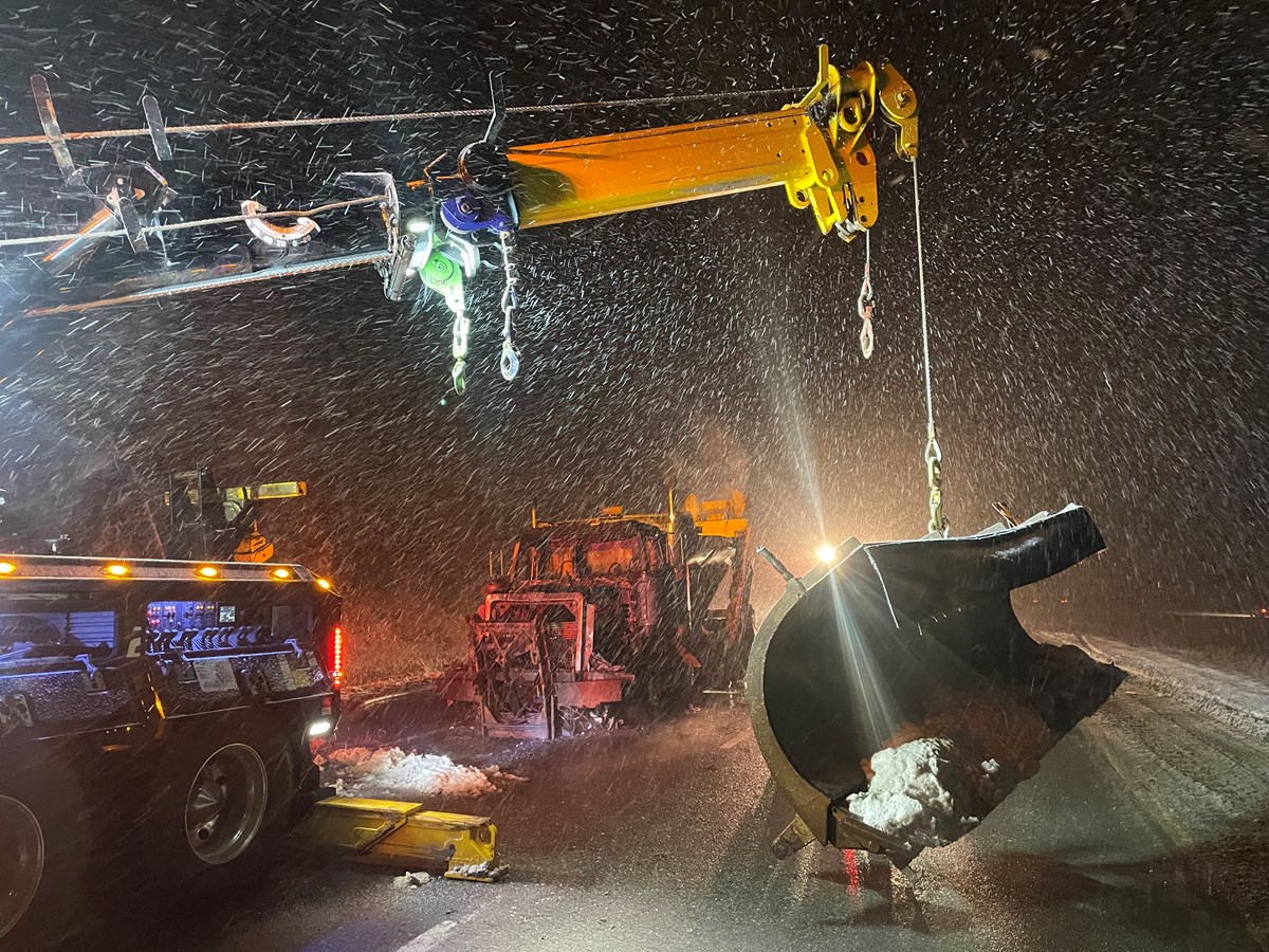 Un chasse-neige a pris feu sur l'autoroute 73