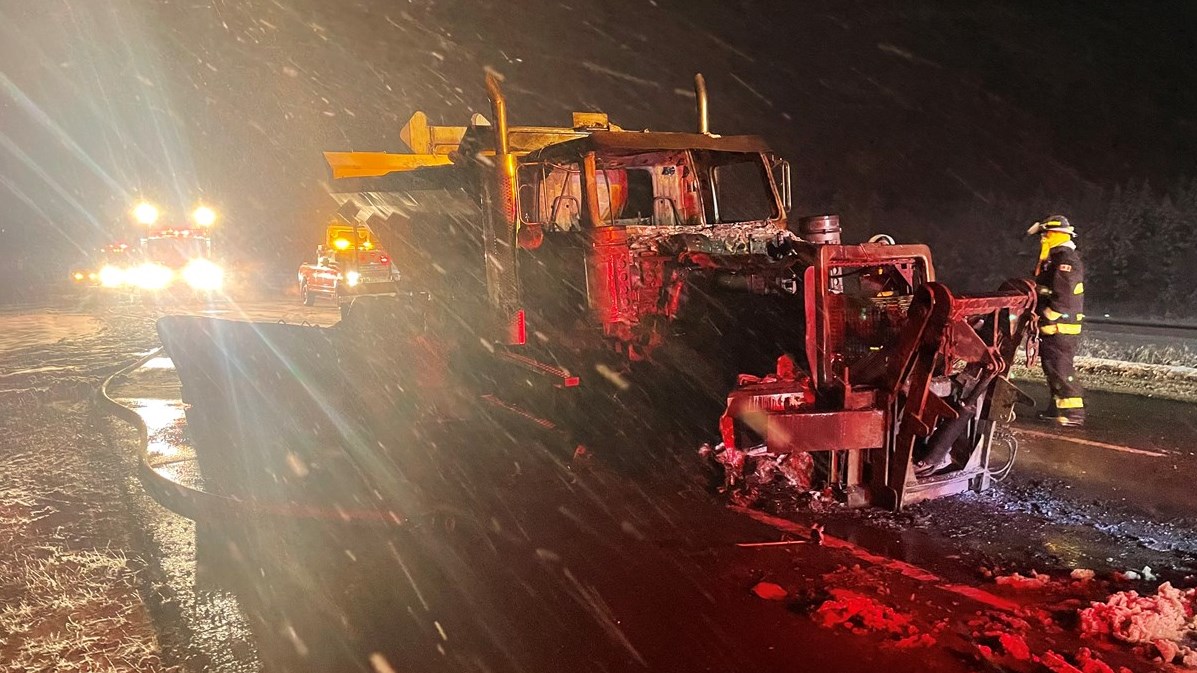 Un chasse-neige a pris feu sur l'autoroute 73