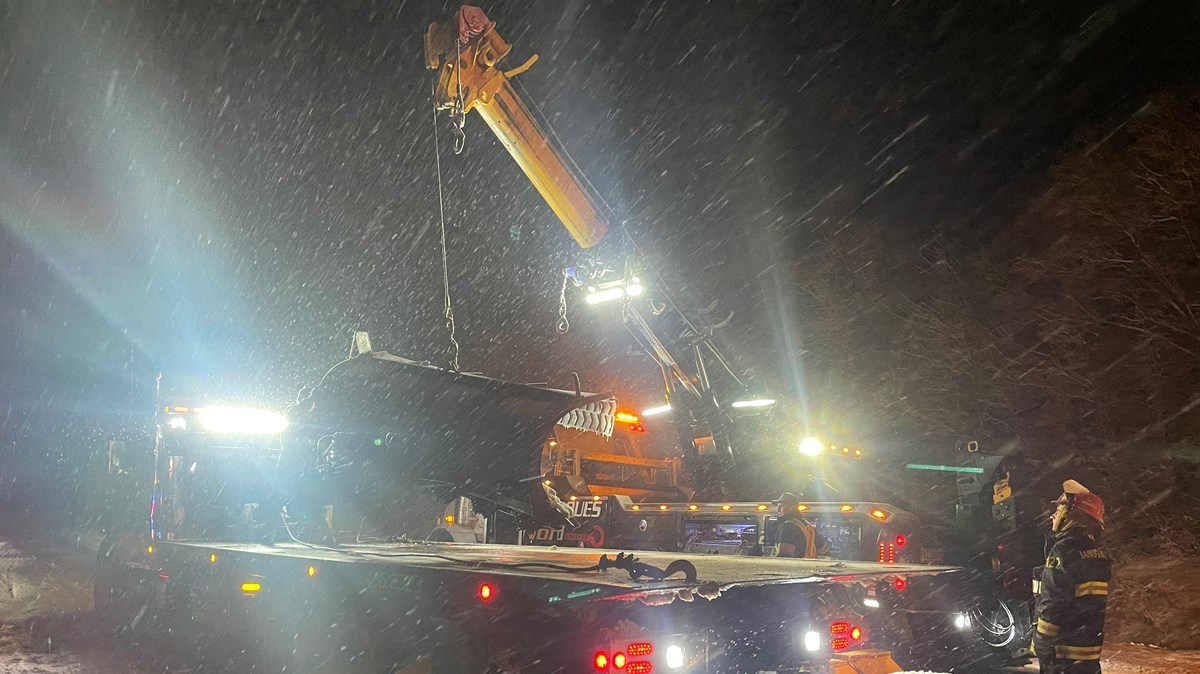 Un chasse-neige a pris feu sur l'autoroute 73