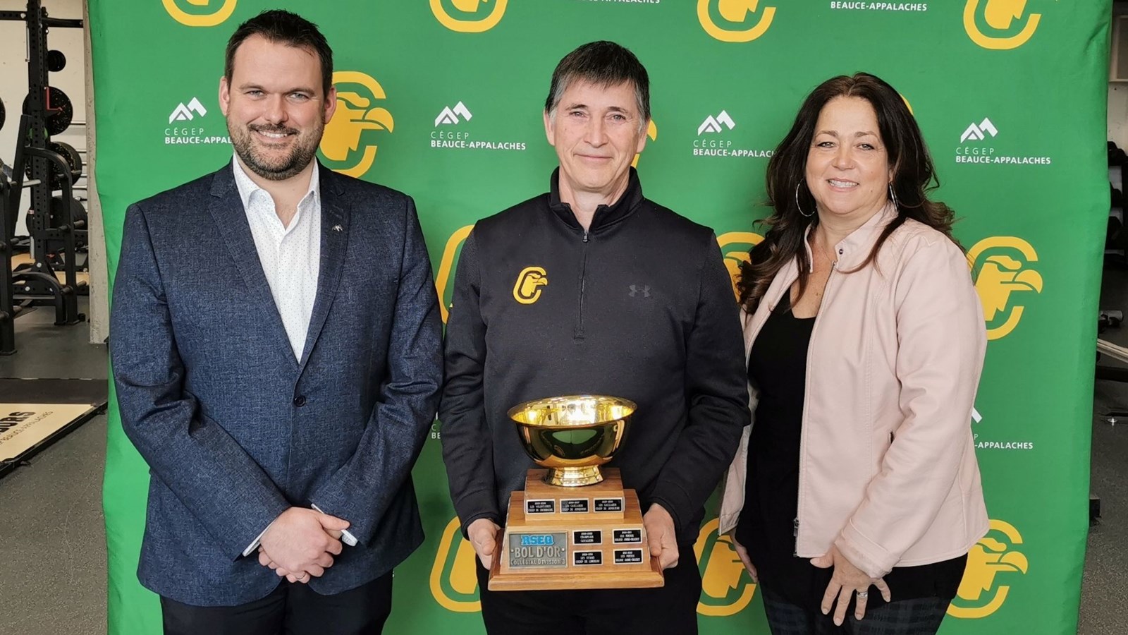 Le directeur des études et de la vie étudiante, Jean-Philippe Vachon, l'entraîneur-chef, Marc Loranger et la directrice générale du Cégep Beauce-Appalaches, Caroline Bouchard, avec le Bol d'or remporté en novembre.