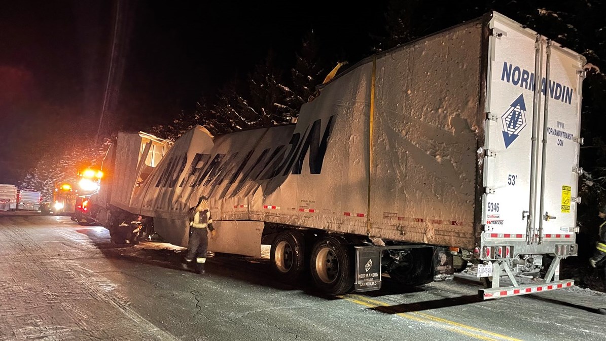 Camion renversé: la route 108 fermée pendant près de 10 heures