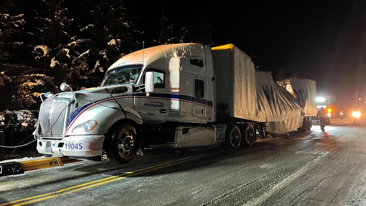 Camion renversé: la route 108 fermée pendant près de 10 heures